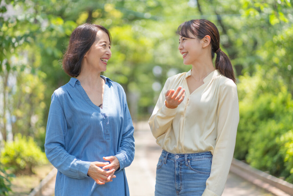 会話を楽しむ母と娘
