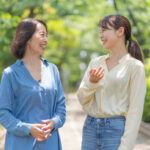 会話を楽しむ母と娘
