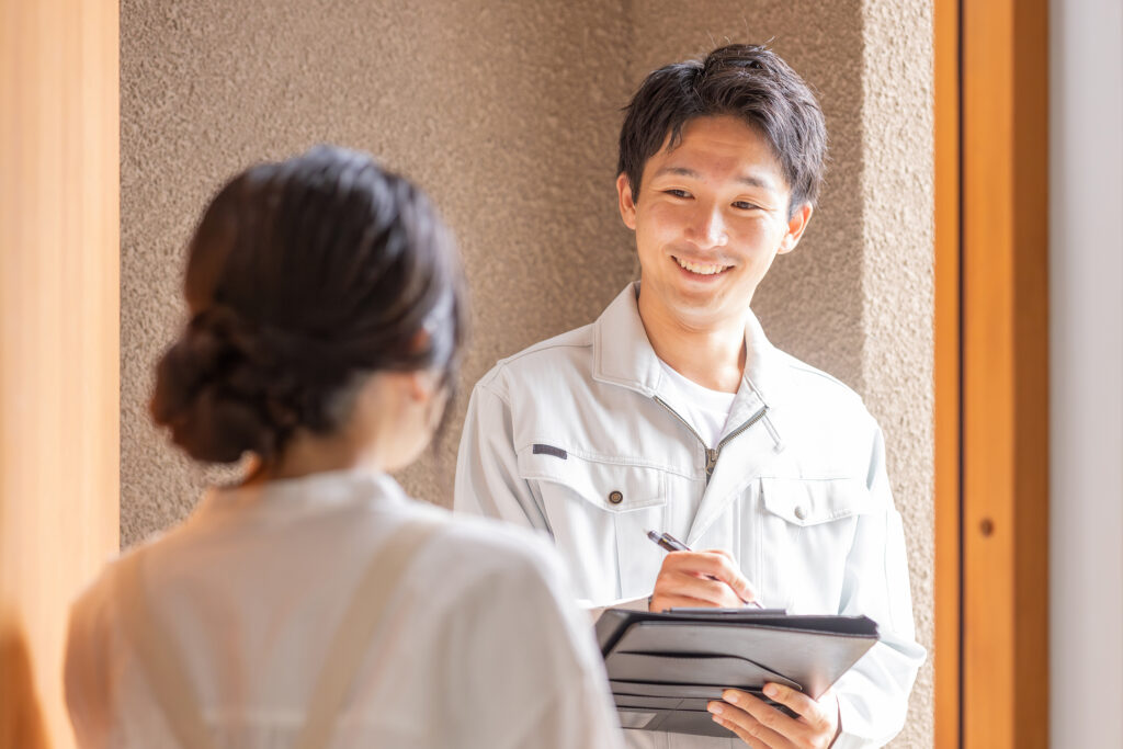 業者の男性と依頼者
