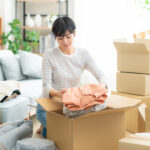 断捨離をする女性