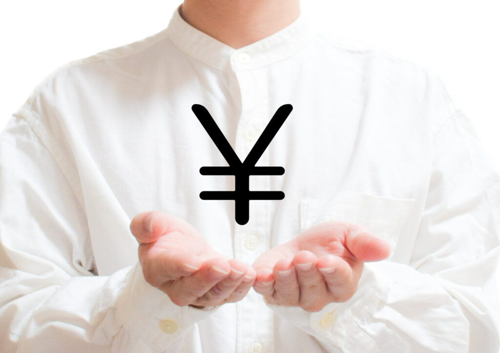 円マークを手にのせた人
